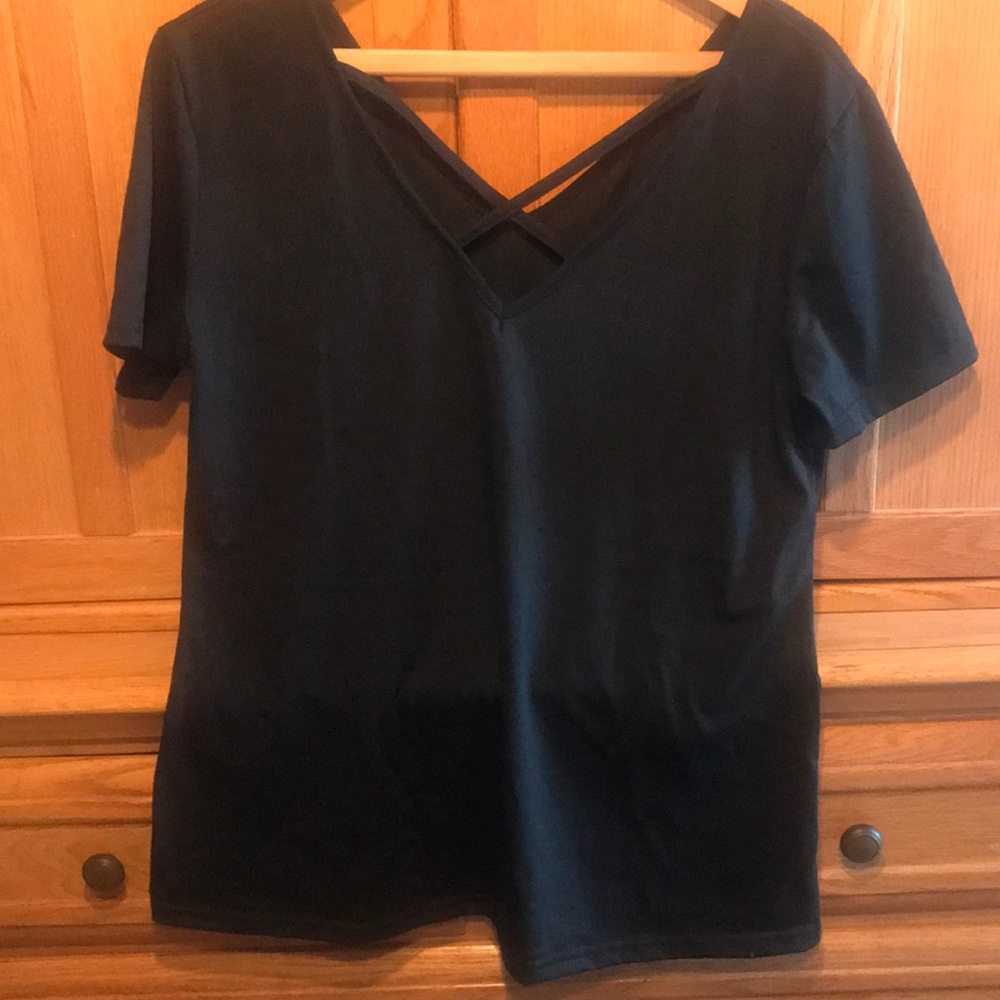 Fahionable  shirt with cross cross design